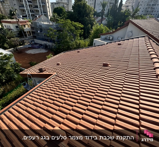 גג רעפים אדומים עם מספר כיפות אוורור